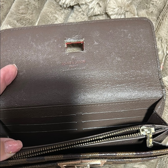 Louis Vuitton Brown and Black Wallet with Iconic Damier Pattern - Picture 6 of 9